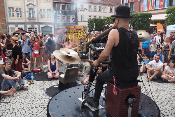 Rudolstadt-Festival 2019: Musikmaschine auf dem Marktplatz (Foto: Andreas Kuhrt)