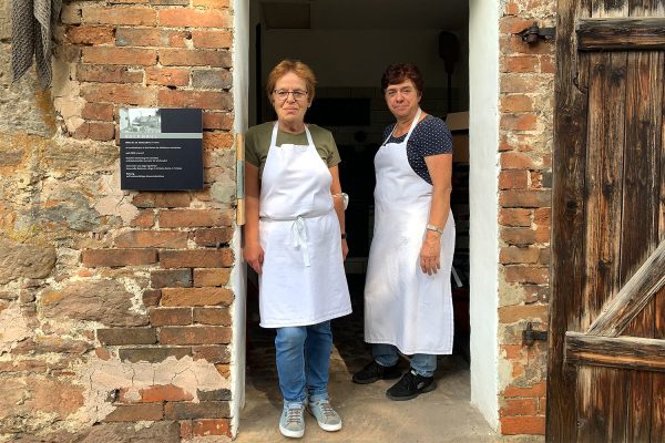 Fotoausstellung "Heimat geht durch den Magen" . Kloster Veßra 2021 . Backfrauen