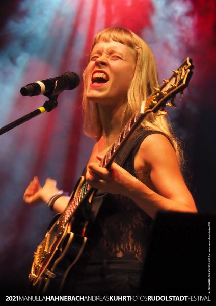 Foto-Kalender 2021 Rudolstat-Festival: Alice Phoebe Lou (Foto: Andreas Kuhrt)