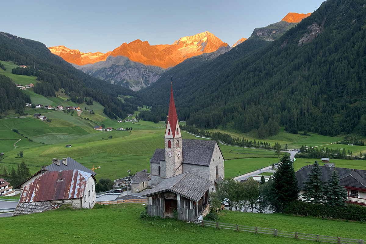 2021 Rein in Taufers, Südtirol: Rein in Taufers, im Hintergrund: Hochgall (Foto: Andreas Kuhrt)