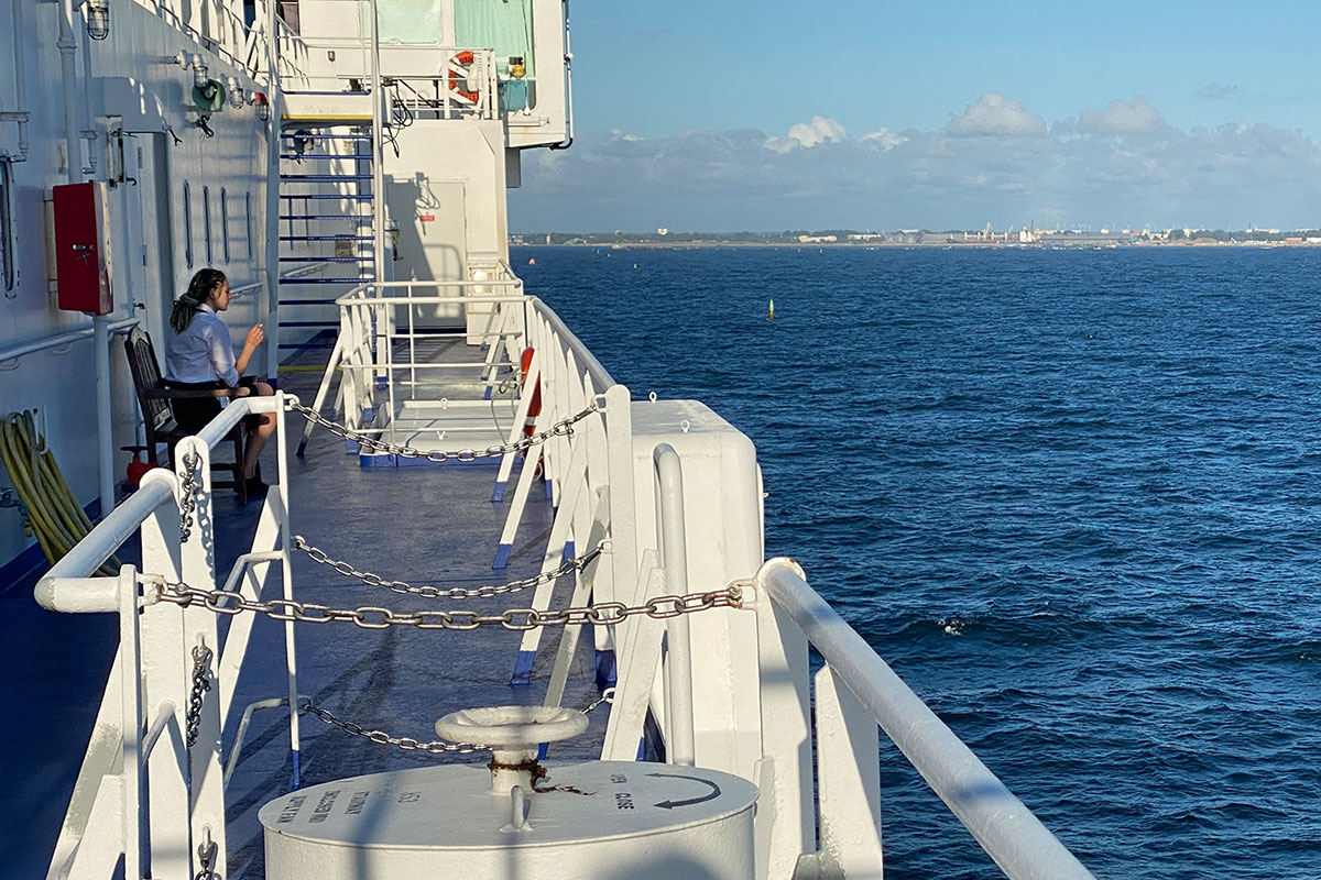 2022 Estland: auf der Fähre vor der Ankunft in Liepāja (Foto: Andreas Kuhrt)