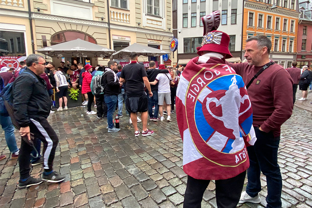 2022 Estland: Riga: Kungu iela: Fußball-Fans HM FC 1874 (Foto: Andreas Kuhrt)
