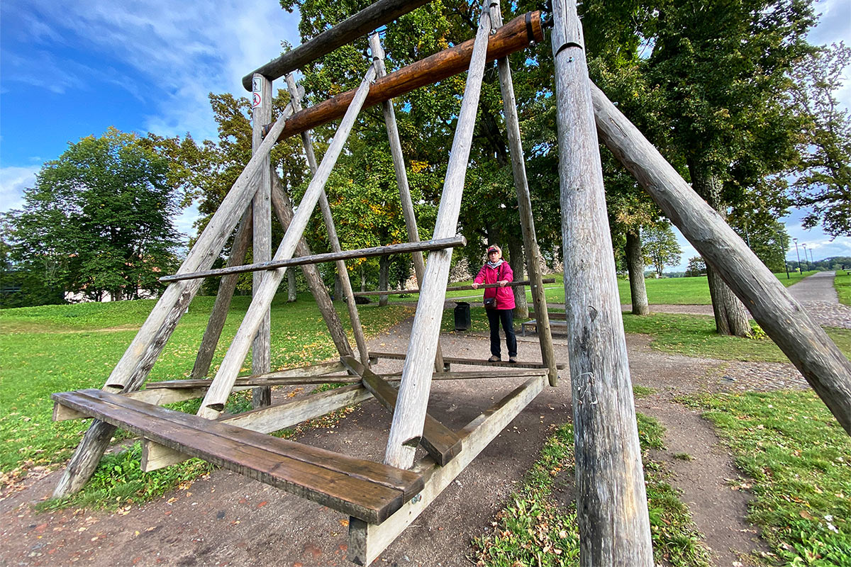 2022 Estland: Viljandi: Schaukel auf dem Burgberg (Foto: Andreas Kuhrt)