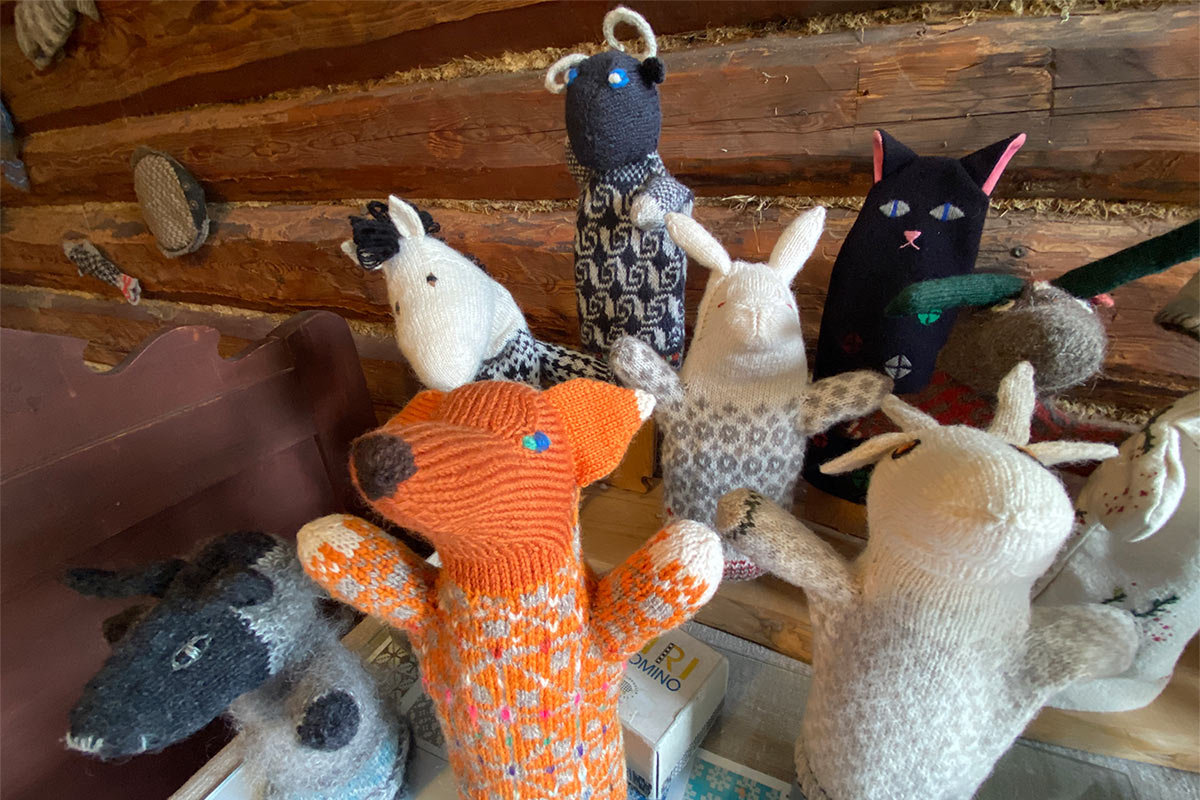 2022 Estland: Heimtali-Museum: gestrickte Spieltiere (Foto: Andreas Kuhrt)