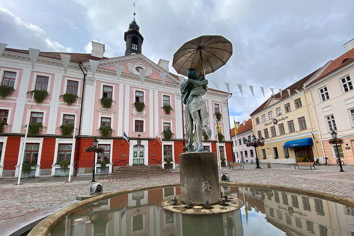 2022 Estland: Tartu: Marktplatz mit Brunnen "Küssende Studenten" (Foto: Andreas Kuhrt)