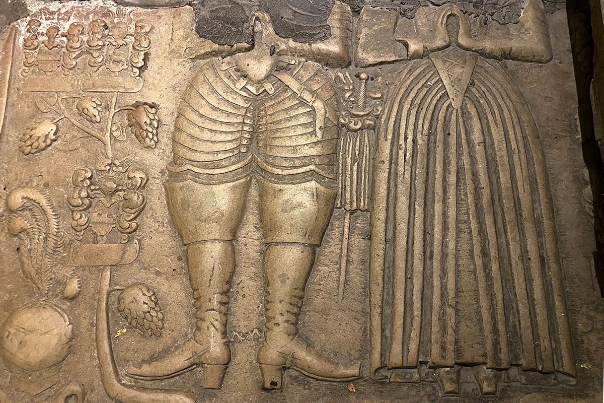 2022 Estland: Tallinn: Grabplatte im Dom (Foto: Andreas Kuhrt)