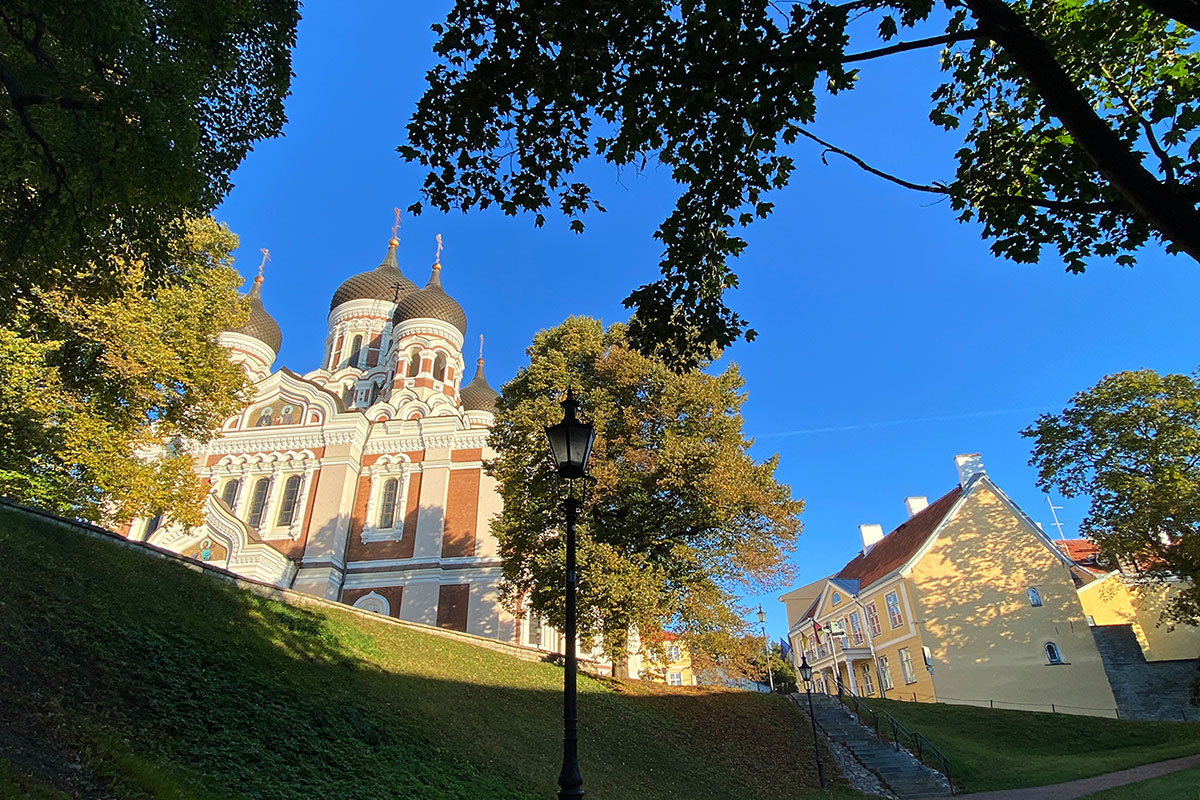 2022 Estland: Tallinn: Alexander-Newski-Kathedrale und deutsche Botschaft (Foto: Andreas Kuhrt)