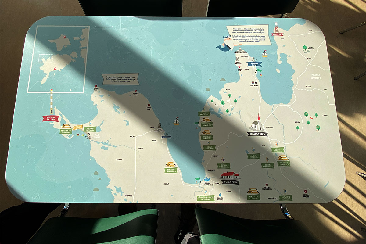 2022 Estland: auf der Fähre nach Saaremaa: Kartentisch (Foto: Andreas Kuhrt)