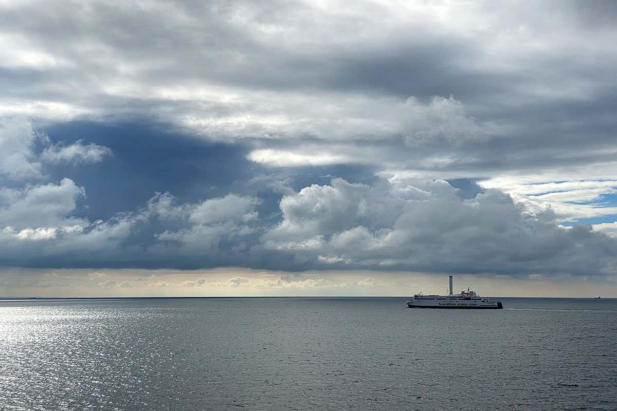 2022 Estland: Ostsee: Scandlines-Hybrid-Ferry mit Rotorsegel (Foto: Andreas Kuhrt)