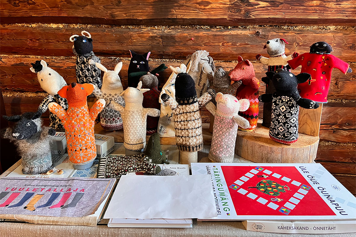 2022 Estland: Heimtali-Museum: gestrickte Spieltiere (Foto: Manuela Hahnebach)