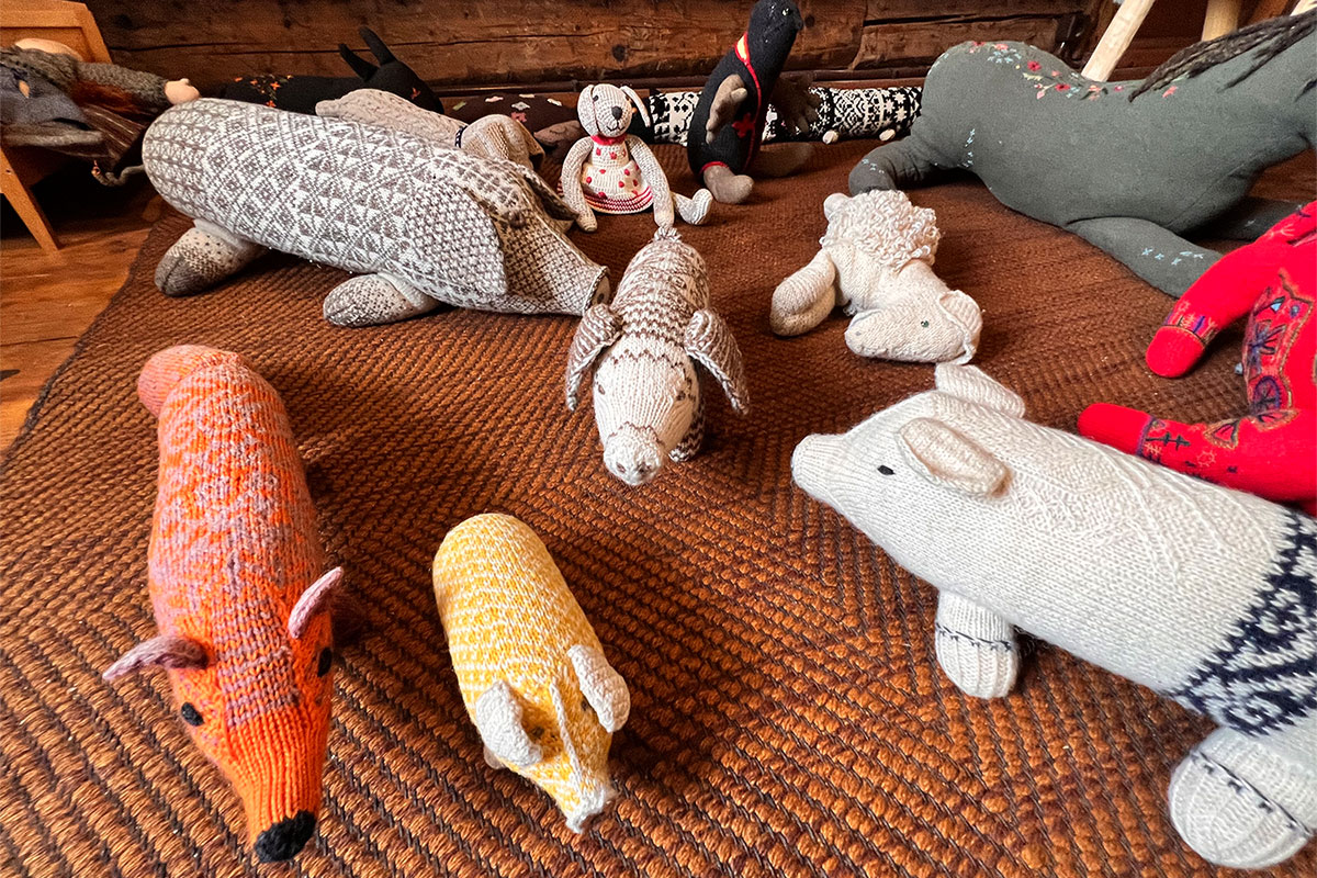 2022 Estland: Heimtali-Museum: gestrickte Spieltiere (Foto: Manuela Hahnebach)