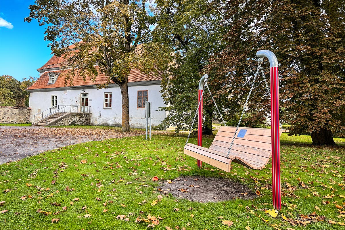 2022 Estland: Hiiuma: Schaukelbank beim Gutshof Suuremöisa (Foto: Manuela Hahnebach)