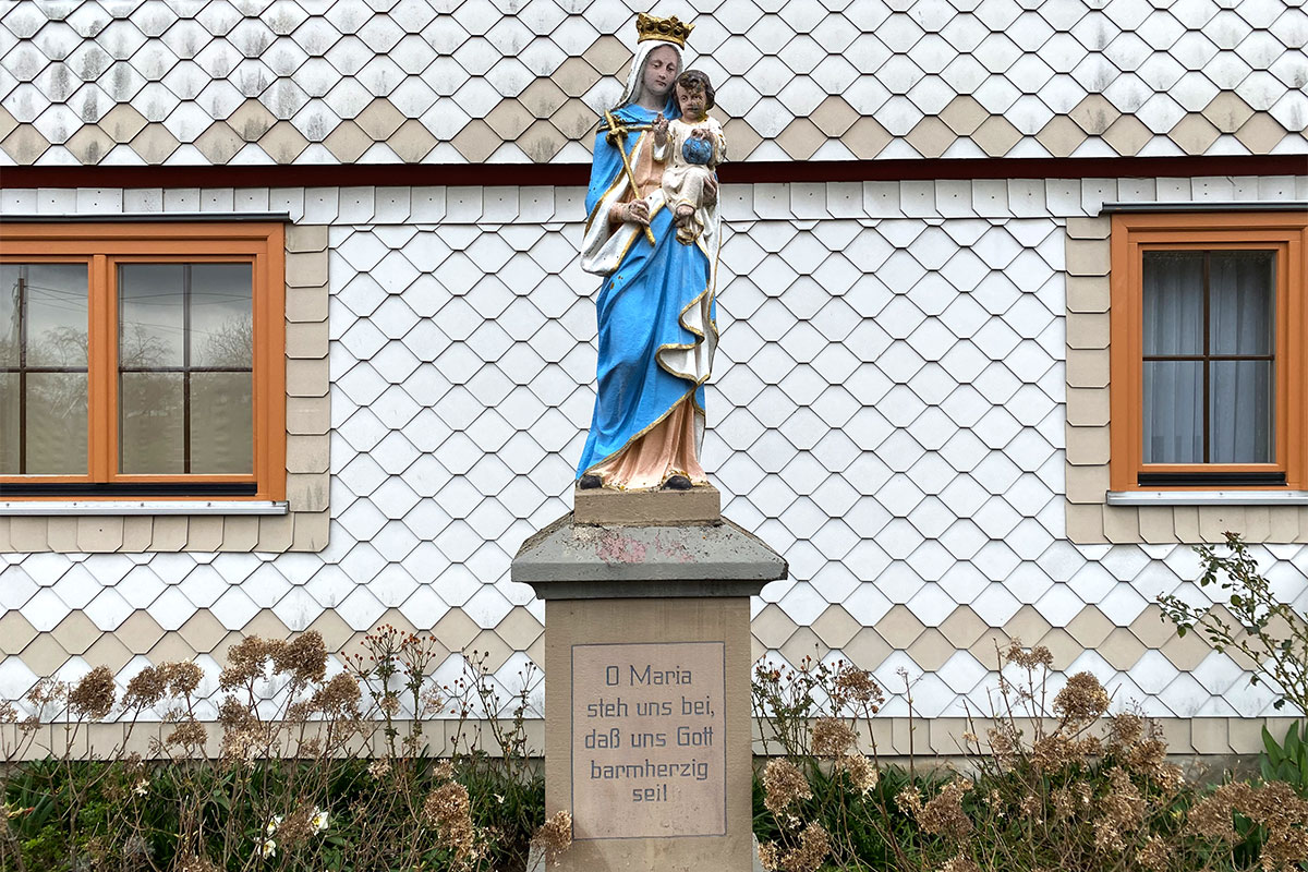 2022-osterwanderung-rhoen-IMG_5810ak-marienfigur-in-reinhards 2022 Grünes Band: Marienfigur in Reinhards (Foto: Andreas Kuhrt)