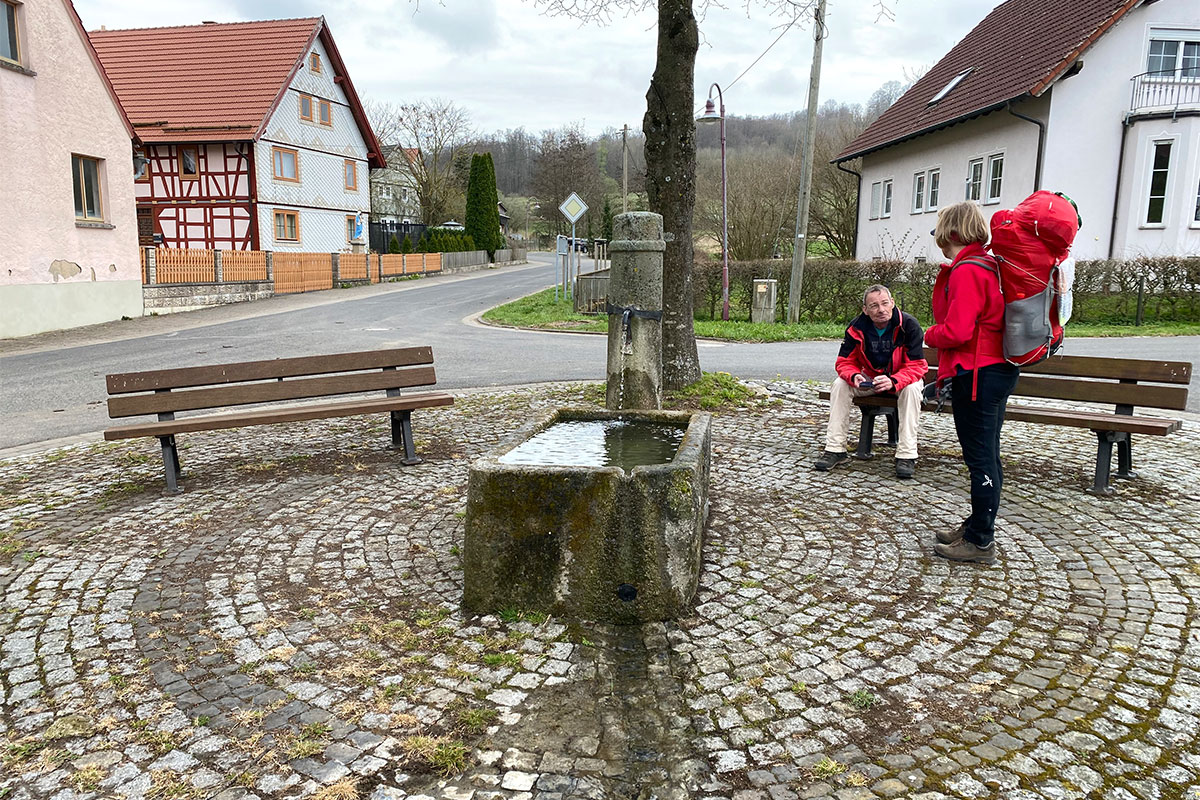 2022-osterwanderung-rhoen-IMG_5811ak-begegnung-in-reinhards 2022 Grünes Band: Begegnung in Reinhards (Foto: Andreas Kuhrt)