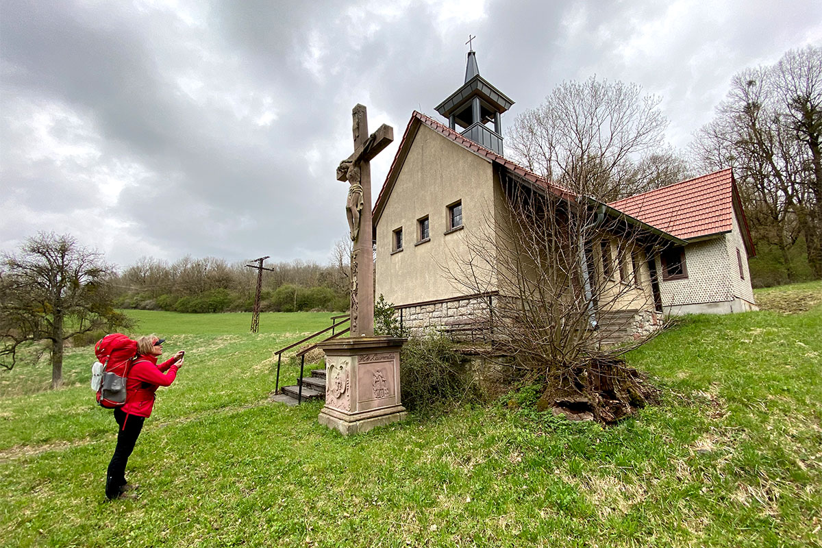 2022-osterwanderung-rhoen-IMG_5824ak-reinhards-kapelle-mariae-heimsuchung 2022 Grünes Band: Kapelle Mariä Heimsuchung in Reinhards (Foto: Andreas Kuhrt)