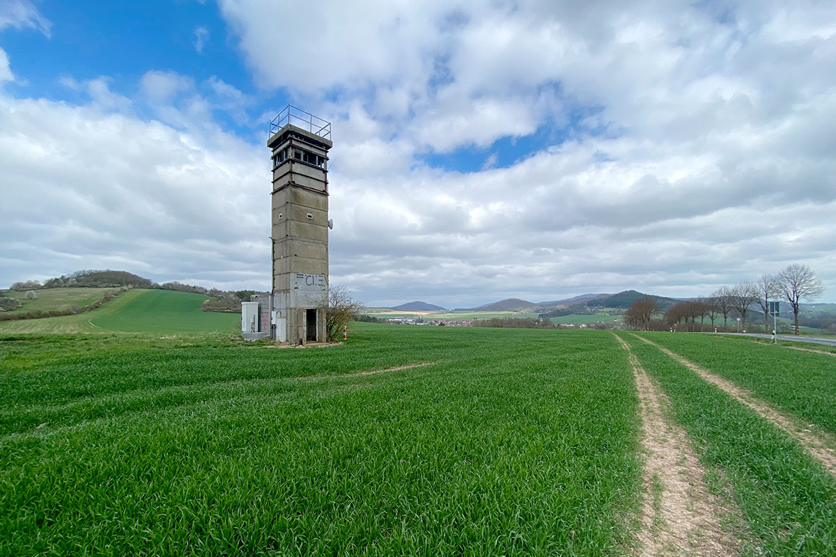 2022-osterwanderung-rhoen-IMG_6071ak-grenzwachturm-bei-buttlar 2022 Grünes Band: ehemaliger Grenzwachturm bei Buttlar (Foto: Andreas Kuhrt)