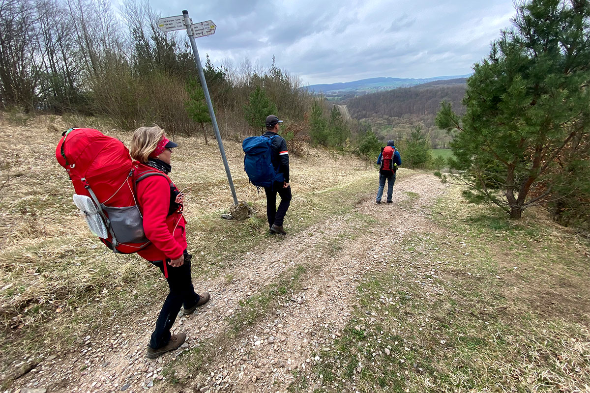 2022-osterwanderung-rhoen-IMG_6085ak-kolonnenweg-am-standorfsberg 2022 Grünes Band: Kolonnenweg am Standorfsberg (Foto: Andreas Kuhrt)