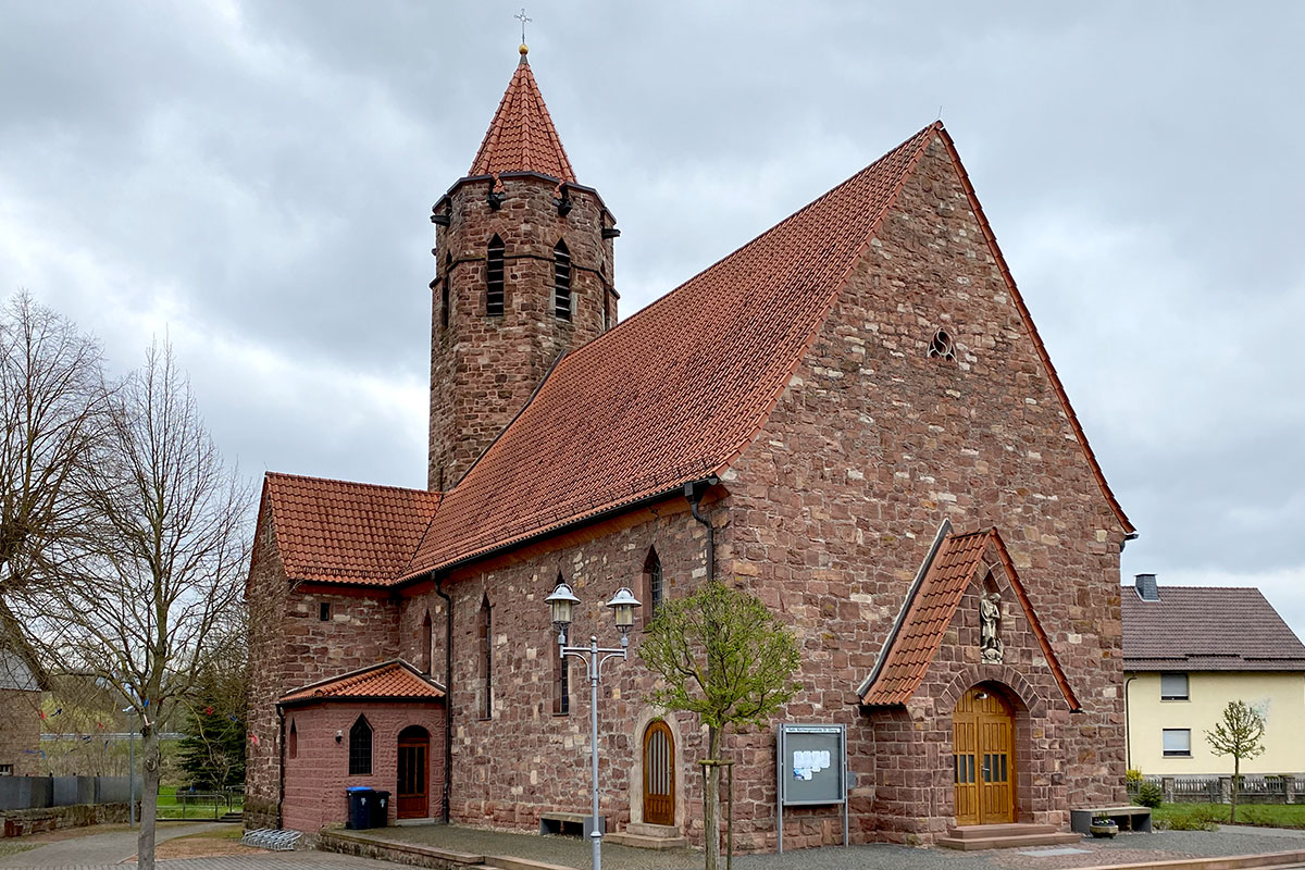 2022-osterwanderung-rhoen-IMG_6135ak-kirche-st-georg-wenigentaft 2022 Grünes Band: Kirche St. Georg in Wenigentaft (Foto: Andreas Kuhrt)