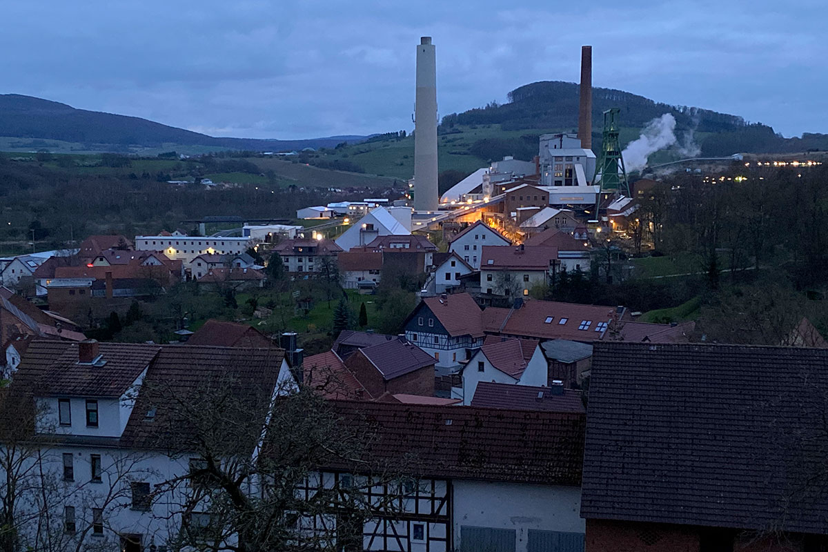 2022-osterwanderung-rhoen-IMG_6211ak-kaliwerk-unterbreizbach 2022 Grünes Band: Unterbreizbach: Schöne Aussicht: Blick zum Kaliwerk (Foto: Andreas Kuhrt)