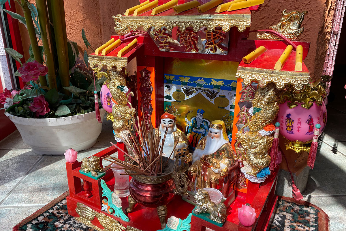 2022-osterwanderung-rhoen-IMG_6283ak-vacha-hausaltar-im-china-peking-bistro-am-alten-kabelwerk 2022 Grünes Band: Vacha: Hausaltar im China-Peking-Bistro (Foto: Andreas Kuhrt)