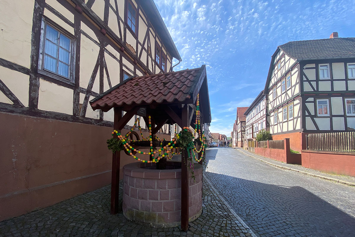 2022-osterwanderung-rhoen-IMG_6368ak-dankmarshausen-osterbrunnen 2022 Grünes Band: Osterbrunnen in Dankmarshausen (Foto: Andreas Kuhrt)