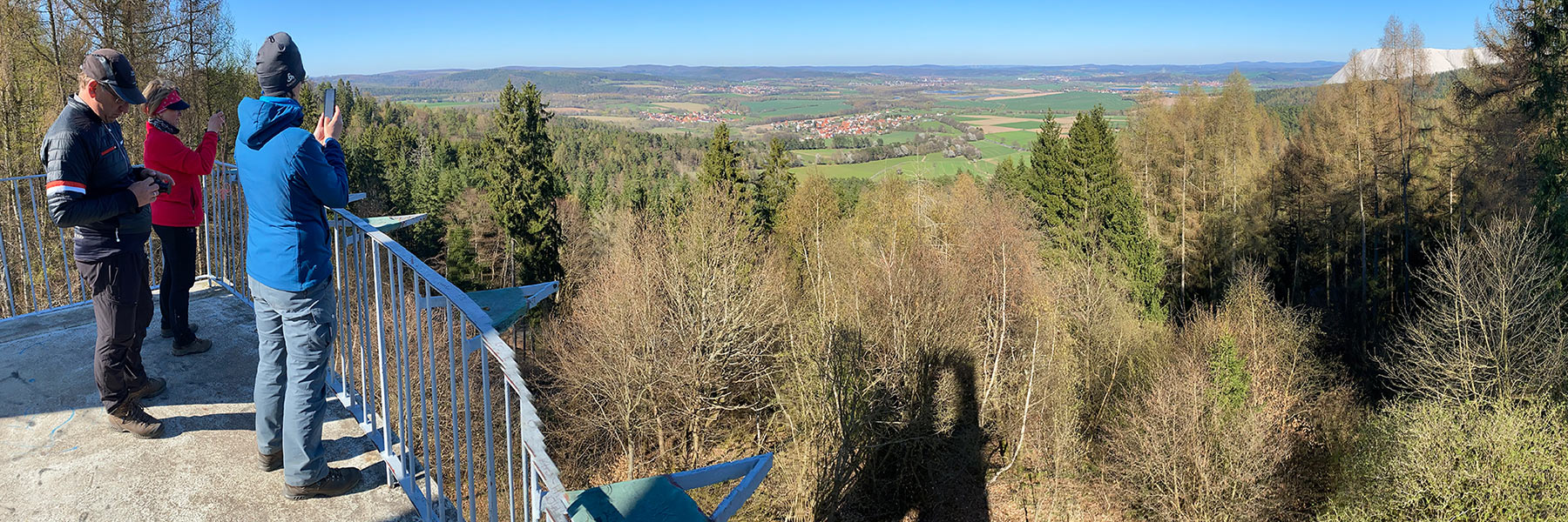 2022-osterwanderung-rhoen-IMG_6388ak-aussichtsturm-bodesruh 2022 Grünes Band: Aussicht vom Mahnmal Bodesruh (Foto: Andreas Kuhrt)