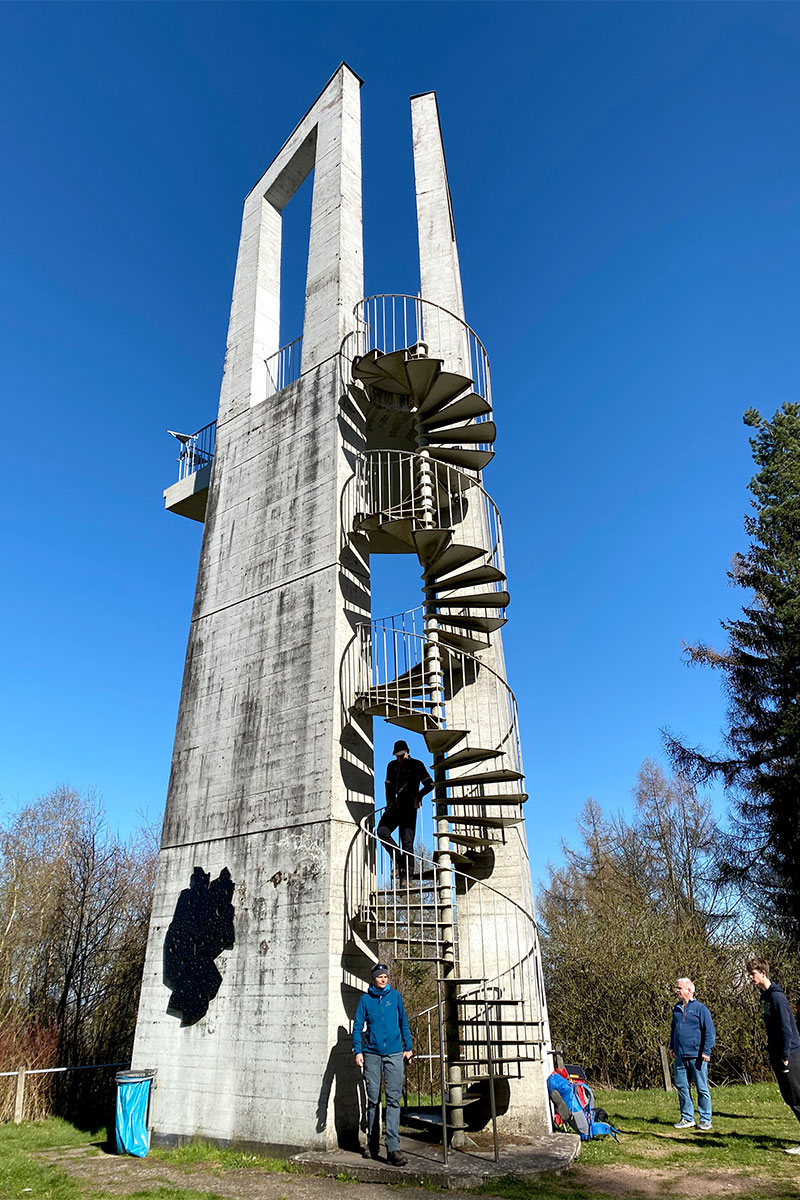 2022-osterwanderung-rhoen-IMG_6392ak-aussichtsturm-bodesruh 2022 Grünes Band: Aussichtsturm Mahnmal Bodesruh (Foto: Andreas Kuhrt)