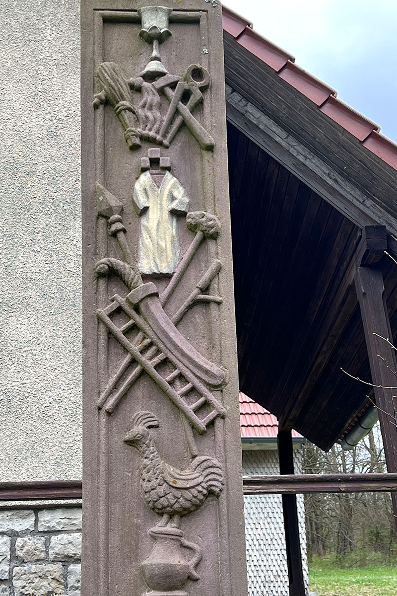 2022-osterwanderung-rhoen-IMG_9088mh-reinhards-kapelle-mariae-heimsuchung-stele 2022 Grünes Band: Stele an der Kapelle Mariä Heimsuchung in Reinhards (Foto: Manuela Hahnebach)