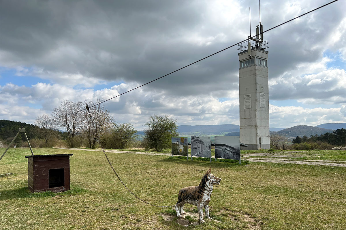 2022-osterwanderung-rhoen-IMG_9271mh-point-alpha-wachturm 2022 Grünes Band: bei Geisa: Gedenkstätte Point Alpha: ehemaliger Grenzwachturm (Foto: Manuela Hahnebach)