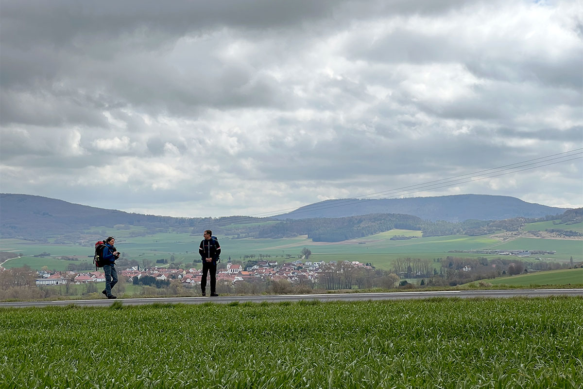 2022-osterwanderung-rhoen-IMG_9328mh-strasse-bei-buttlar