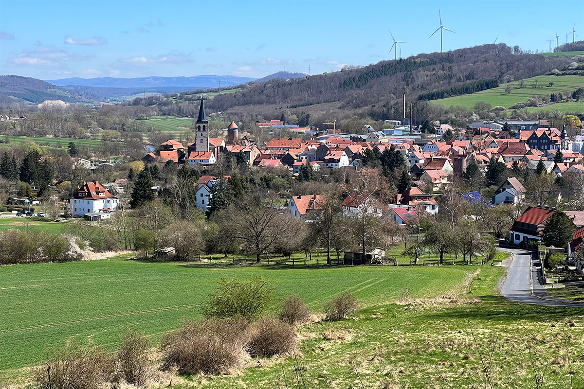 2022-osterwanderung-rhoen-IMG_9484mh-vacha-vom-lohberg 2022 Grünes Band: Blick nach Vacha vom Lohberg (Foto: Manuela Hahnebach)