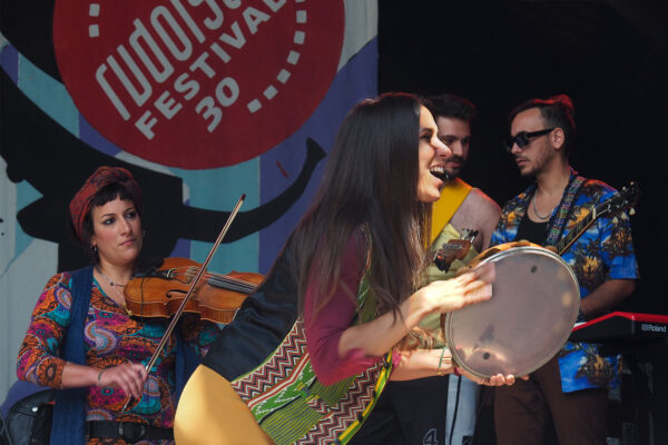 Rudolstadt Festival 2022: Officine Meridionali Orchestra: Lucia Cremonesi, Lavinia Mancusi (Foto: Andreas Kuhrt)