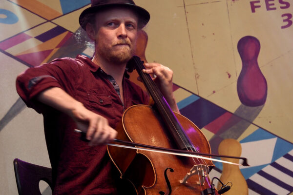 Rudolstadt Festival 2022: Wild Strings Trio: Toby Kuhn (Foto: Andreas Kuhrt)