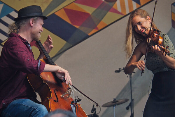 Rudolstadt Festival 2022: Wild Strings Trio: Toby Kuhn, Petra Onderufová (Foto: Andreas Kuhrt)