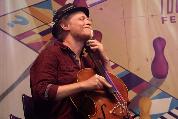 Rudolstadt Festival 2022: Wild Strings Trio: Toby Kuhn (Foto: Andreas Kuhrt)