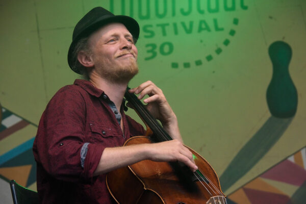 Rudolstadt Festival 2022: Wild Strings Trio: Toby Kuhn (Foto: Andreas Kuhrt)