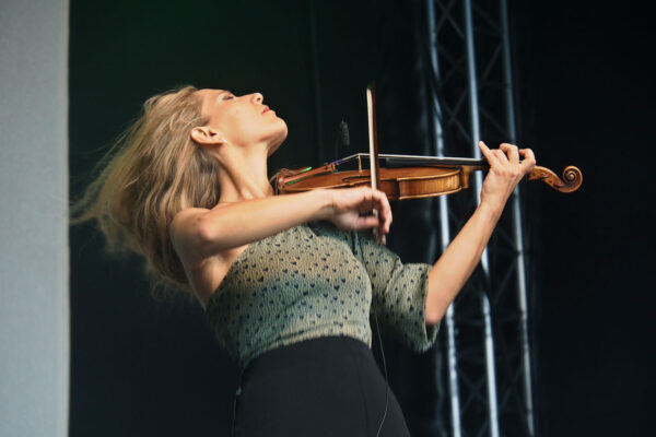 Rudolstadt Festival 2022: Wild Strings Trio: Petra Onderufová (Foto: Andreas Kuhrt)