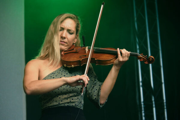 Rudolstadt Festival 2022: Wild Strings Trio: Petra Onderufová (Foto: Andreas Kuhrt)