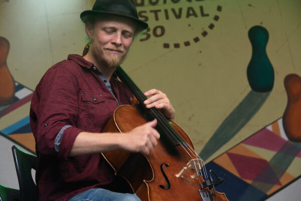 Rudolstadt Festival 2022: Wild Strings Trio: Toby Kuhn (Foto: Andreas Kuhrt)