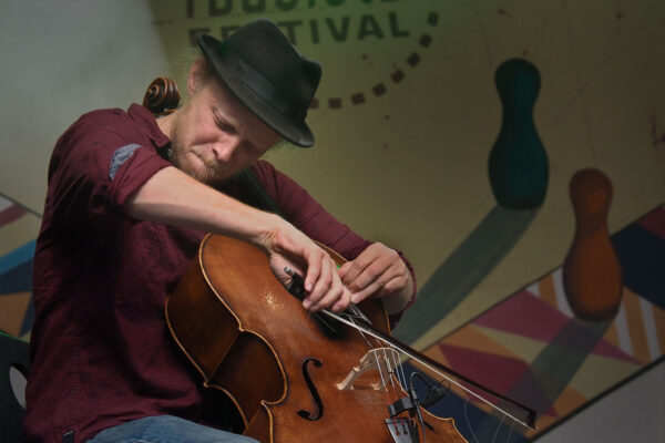 Rudolstadt Festival 2022: Wild Strings Trio: Toby Kuhn (Foto: Andreas Kuhrt)