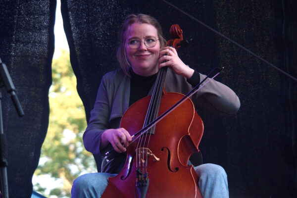 Rudolstadt Festival 2022: Kajsa Balto Band: Ragnhild Tronsmo Haugland (Foto: Andreas Kuhrt)