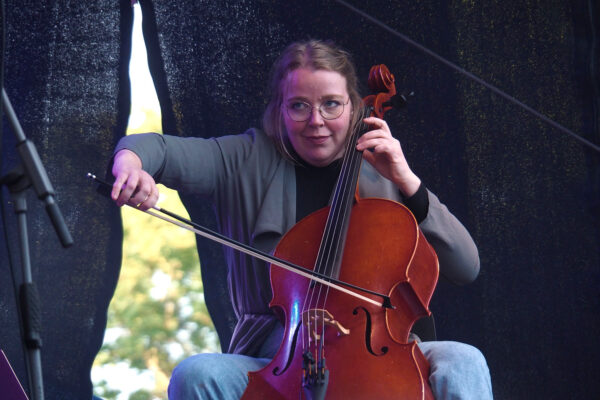 Rudolstadt Festival 2022: Kajsa Balto Band: Ragnhild Tronsmo Haugland (Foto: Andreas Kuhrt)