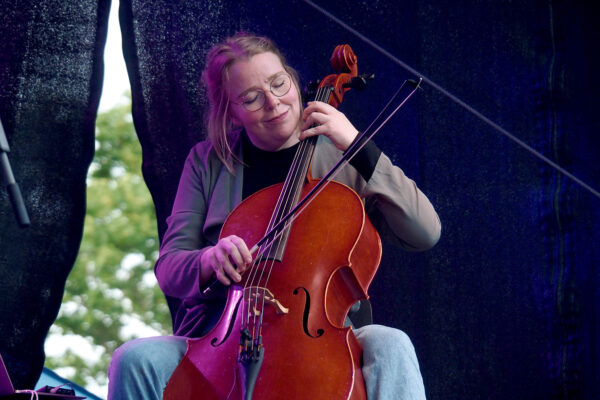 Rudolstadt Festival 2022: Kajsa Balto Band: Ragnhild Tronsmo Haugland (Foto: Andreas Kuhrt)