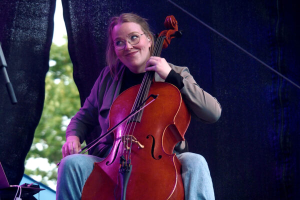 Rudolstadt Festival 2022: Kajsa Balto Band: Ragnhild Tronsmo Haugland (Foto: Andreas Kuhrt)