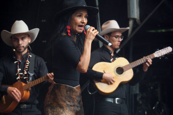 Rudolstadt Festival 2022: Cimarrón: Oliver Oicatá, Ana Veydó, Santiago Fuentes (Foto: Andreas Kuhrt)