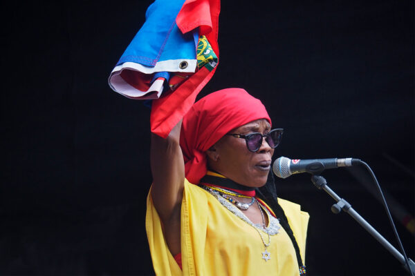 Rudolstadt Festival 2022: Chouk Bwa & The Ångströmers: Edèle Joseph "Sasufi" (Foto: Andreas Kuhrt)