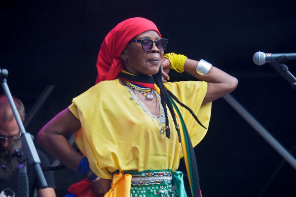 Rudolstadt Festival 2022: Chouk Bwa & The Ångströmers: Edèle Joseph "Sasufi" (Foto: Andreas Kuhrt)