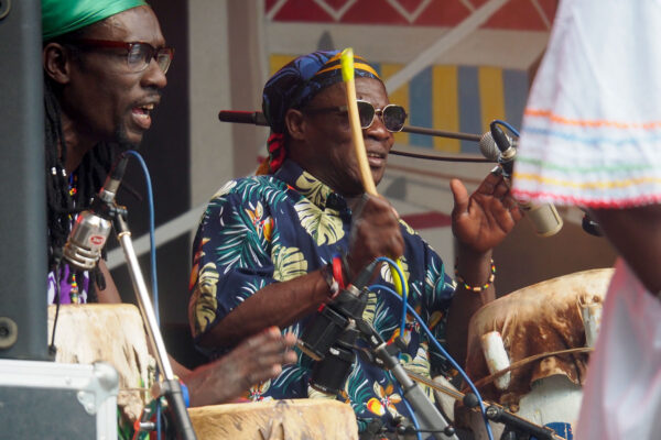 Rudolstadt Festival 2022: Chouk Bwa & The Ångströmers: Jean Rigaud Aimable, Riscot Cedieu "Ti moso" (Foto: Andreas Kuhrt)