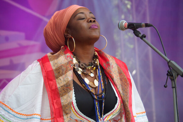 Rudolstadt Festival 2022: Chouk Bwa & The Ångströmers: Maloune Prévaly (Foto: Andreas Kuhrt)