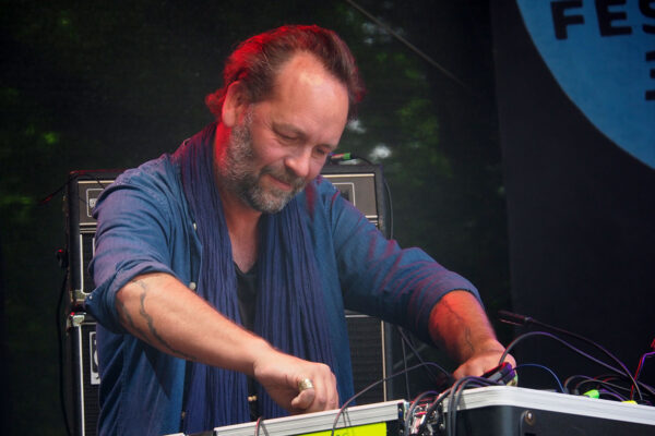 Rudolstadt Festival 2022: Chouk Bwa & The Ångströmers: Frédéric Alstadt (Foto: Andreas Kuhrt)